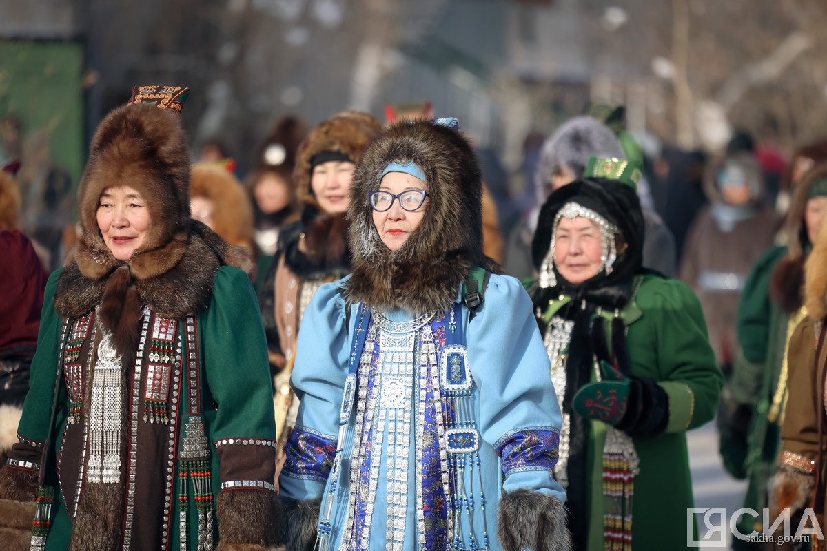 шествие в национальной одежде в Якутске