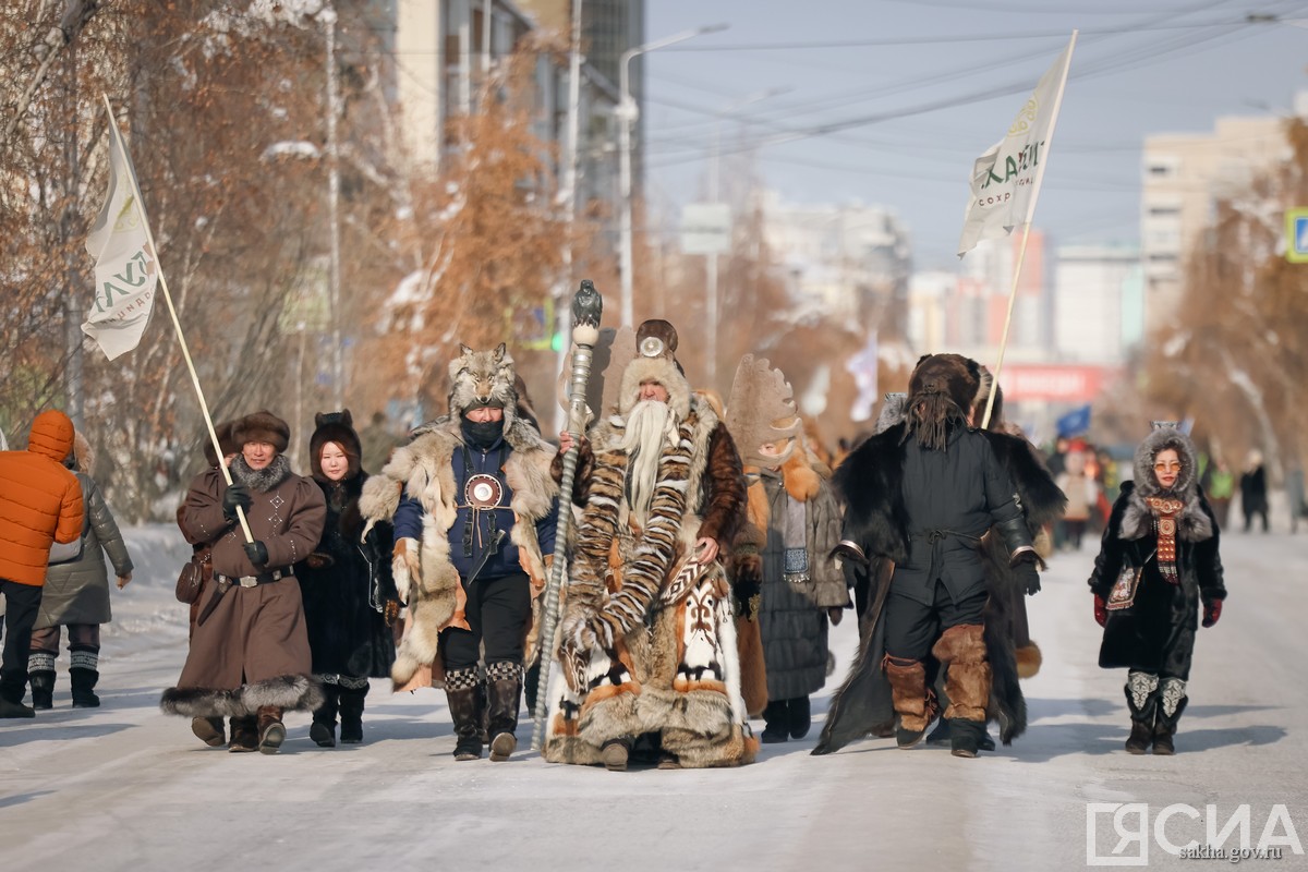 шествие в национальной одежде в Якутске