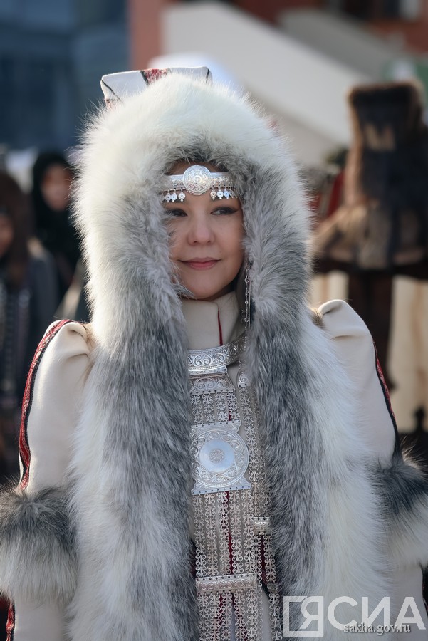 шествие в национальной одежде в Якутске