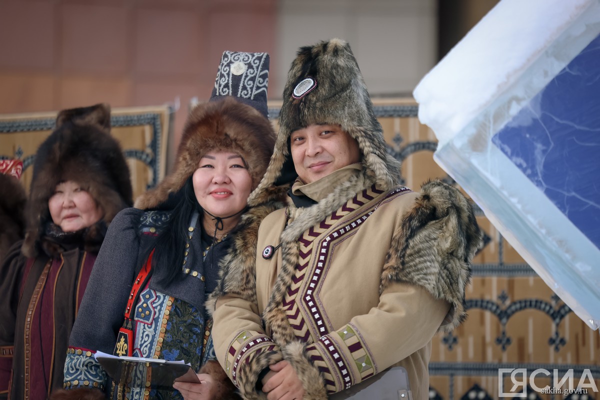 шествие в национальной одежде в Якутске