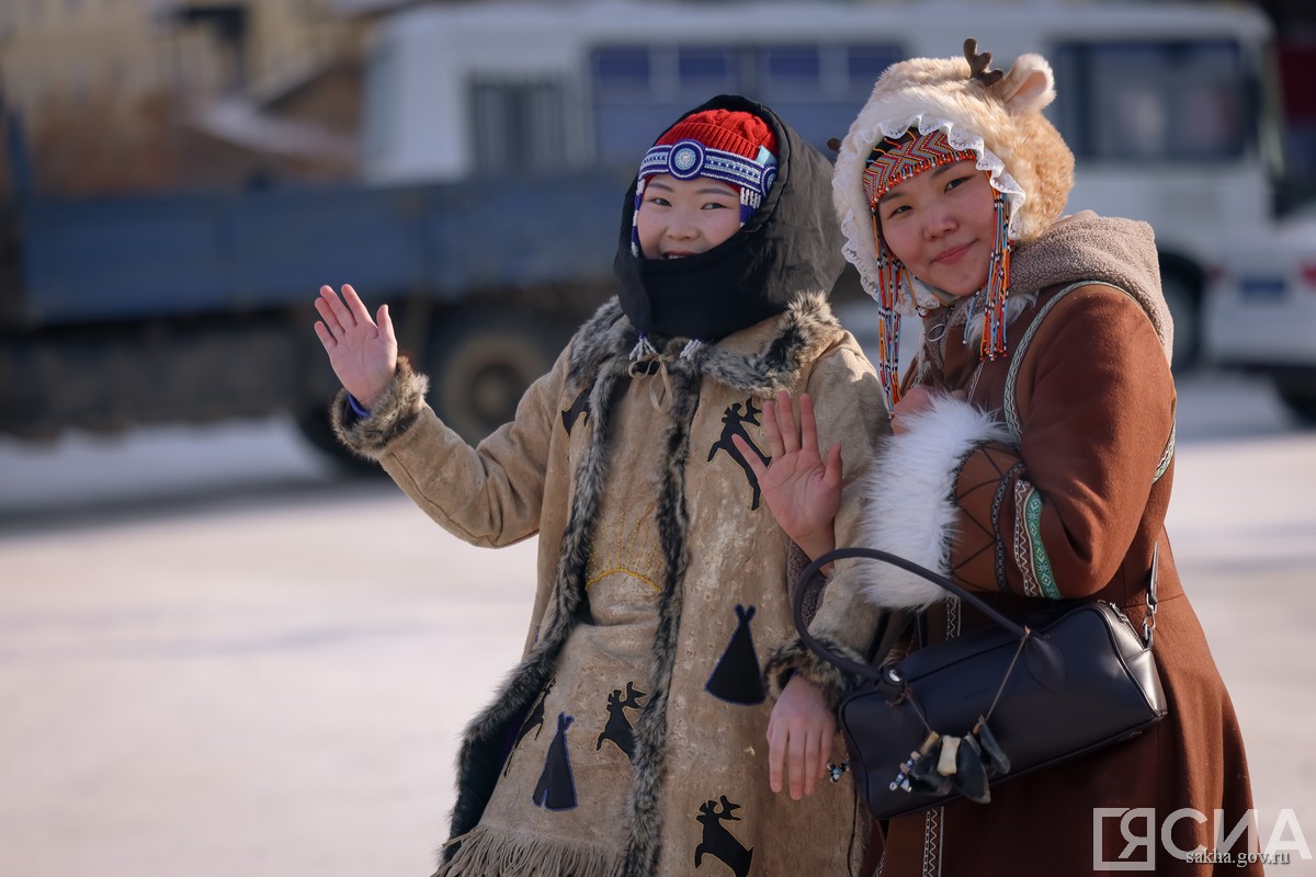 шествие в национальной одежде в Якутске