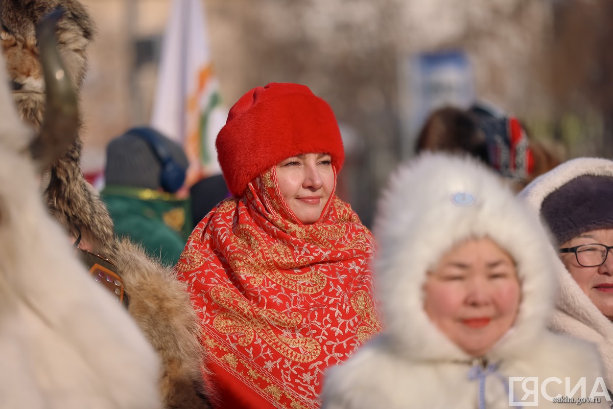 шествие в национальной одежде в Якутске