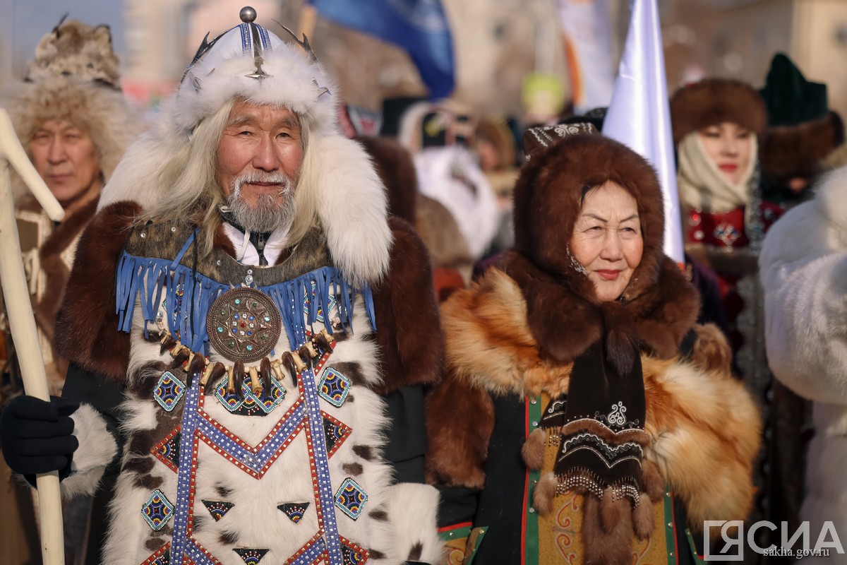 шествие в национальной одежде в Якутске