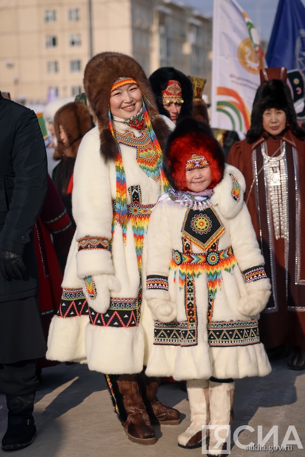 шествие в национальной одежде в Якутске