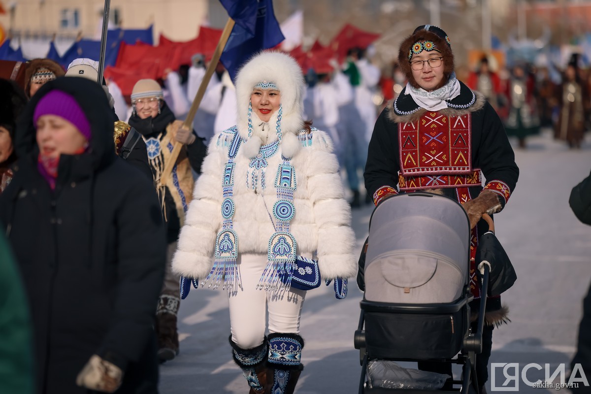 шествие в национальной одежде в Якутске