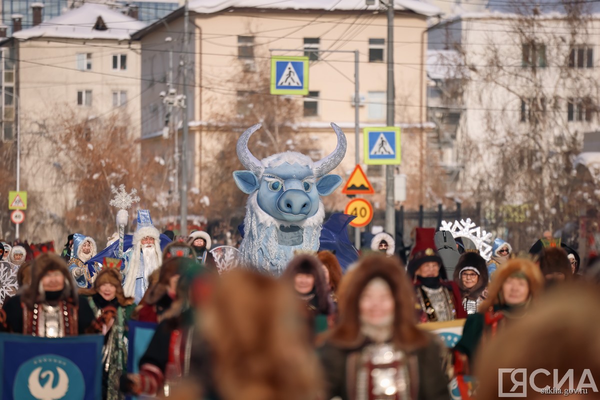 шествие в национальной одежде в Якутске