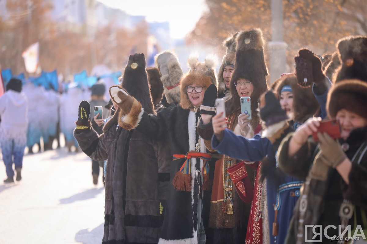 шествие в национальной одежде в Якутске