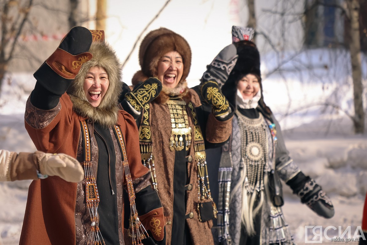 шествие в национальной одежде в Якутске