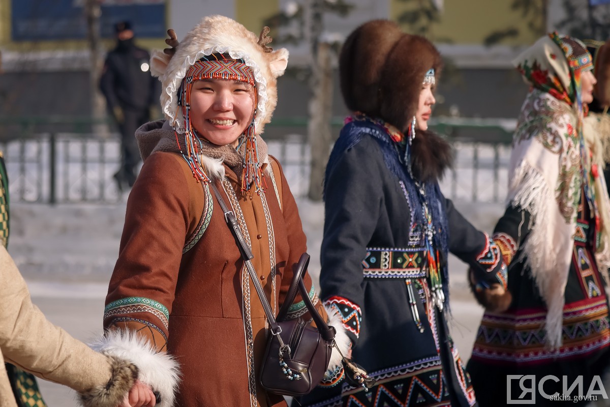 шествие в национальной одежде в Якутске