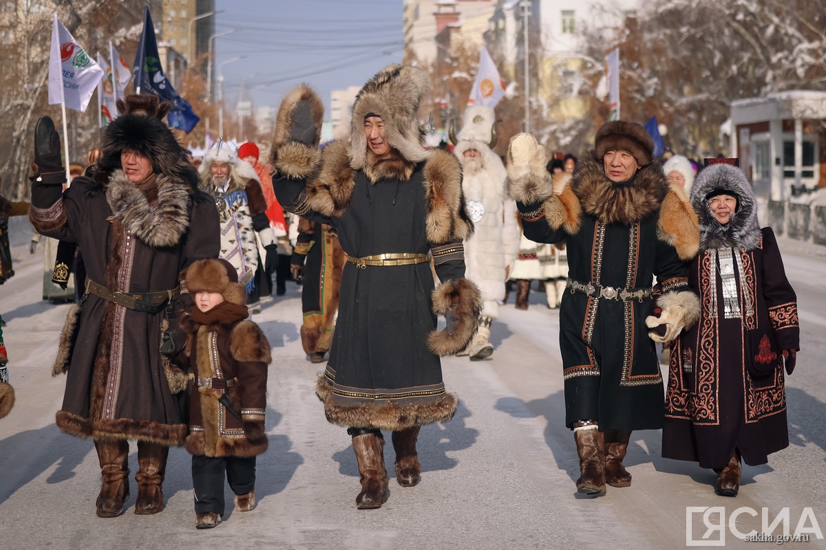 шествие в национальной одежде в Якутске