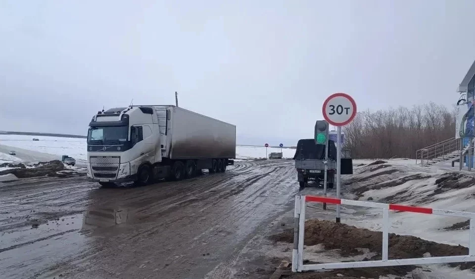 В Якутии досрочно снизили грузоподъемность на главных ледовых переправах