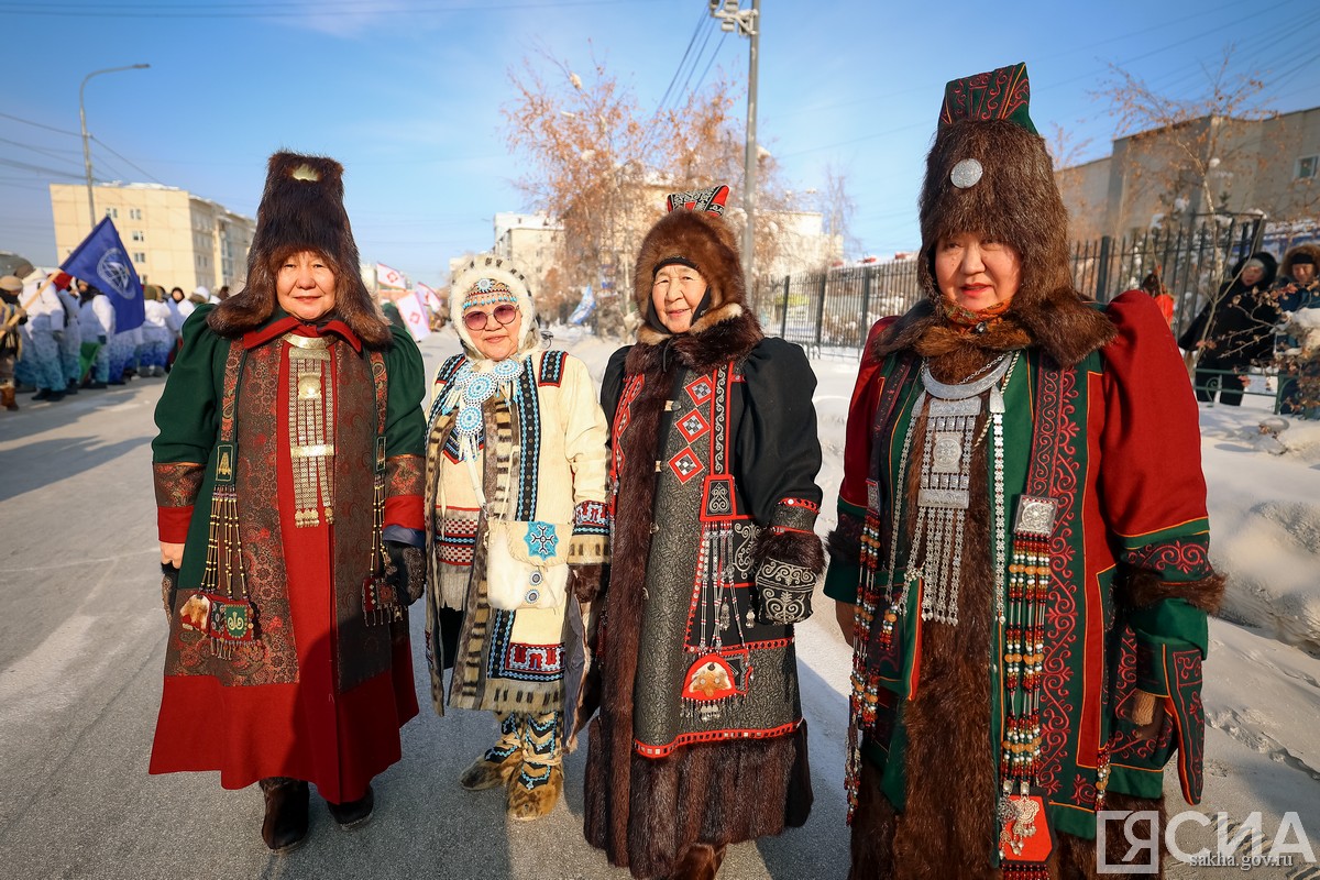 шествие в национальной одежде в Якутске