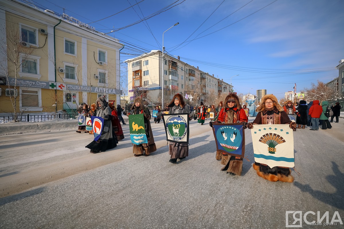 Фоторепортаж: как нарядились жители Якутии на шествии в зимней национальной одежде