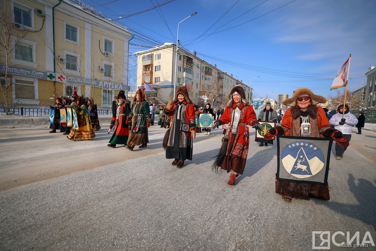 Фоторепортаж: как нарядились жители Якутии на шествии в зимней национальной одежде