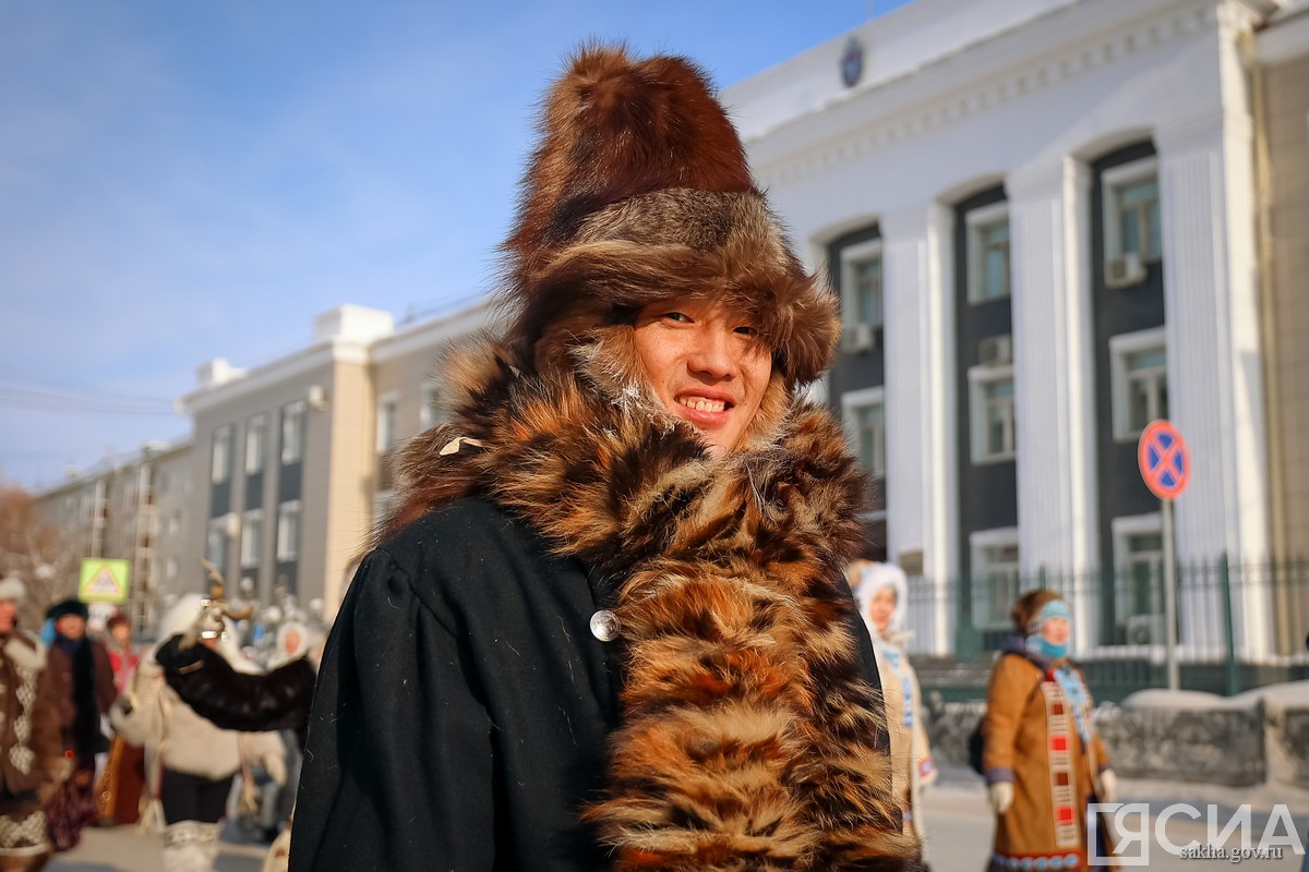 шествие в национальной одежде в Якутске