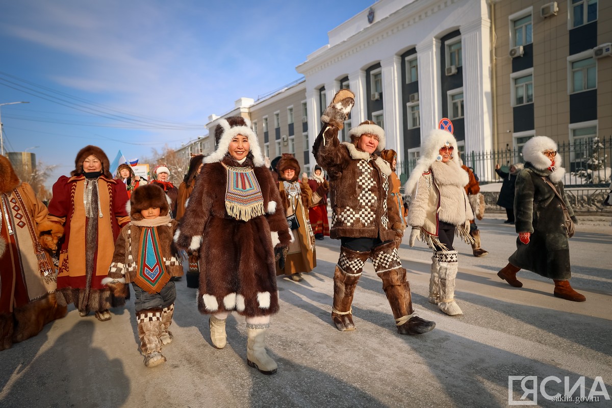 шествие в национальной одежде в Якутске