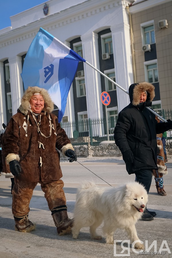 шествие в национальной одежде в Якутске