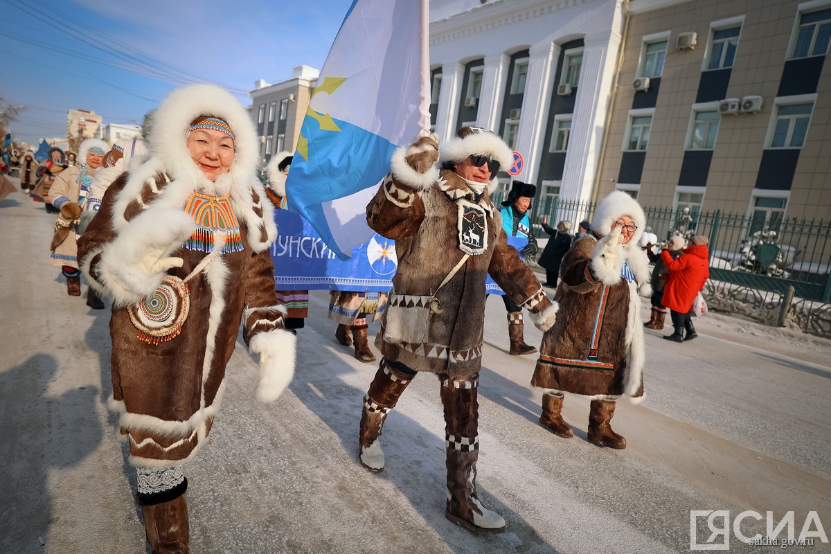 шествие в национальной одежде в Якутске