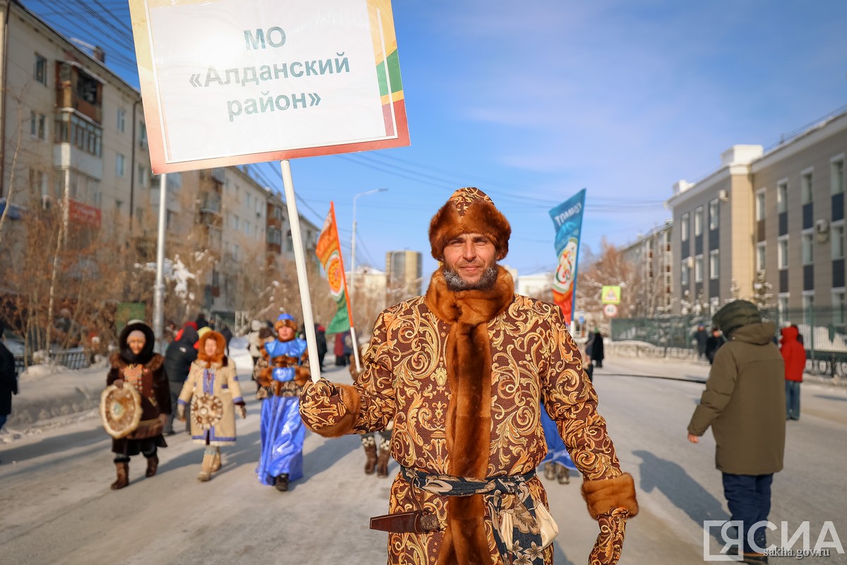 шествие в национальной одежде в Якутске