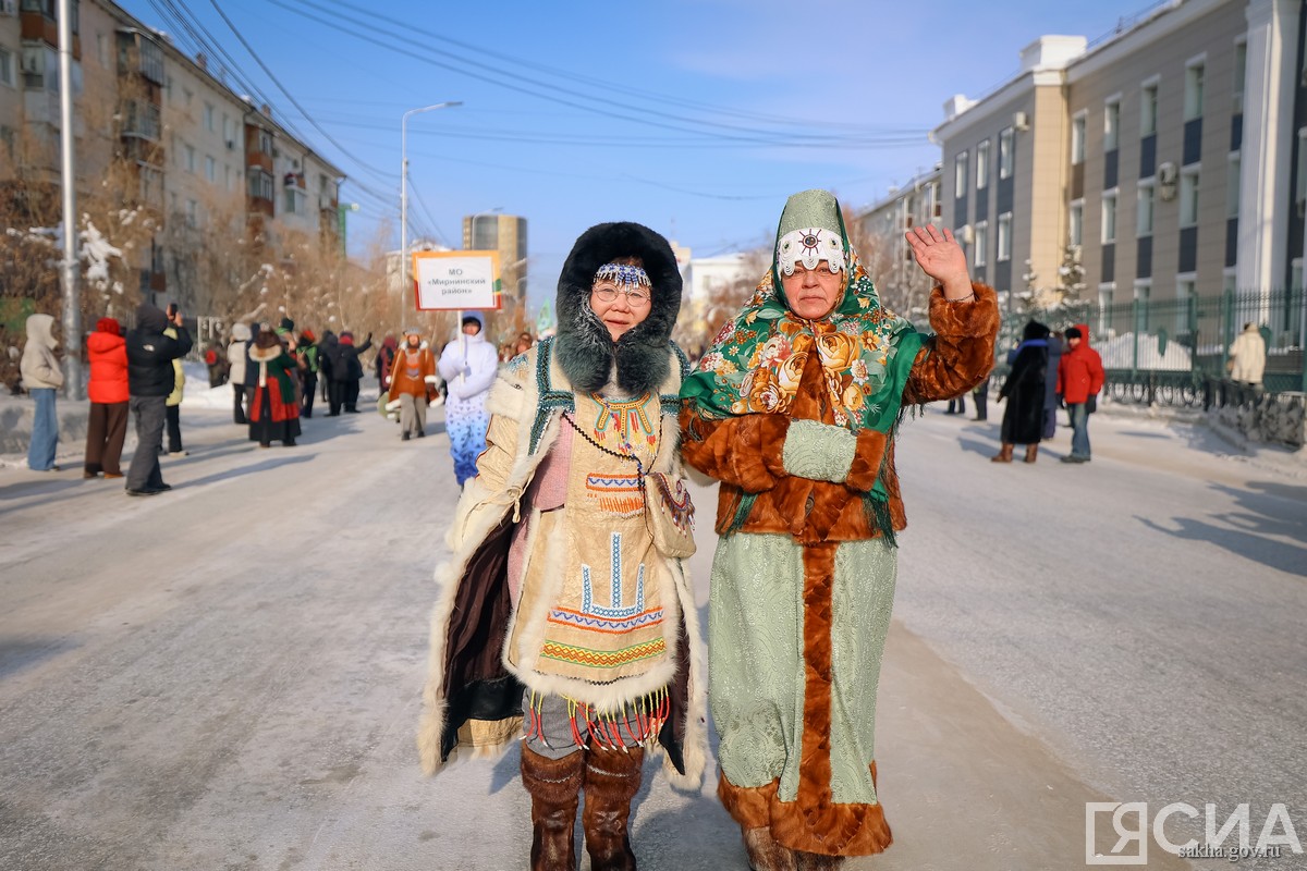 шествие в национальной одежде в Якутске