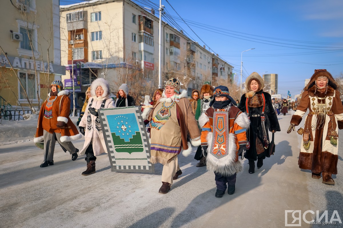 шествие в национальной одежде в Якутске