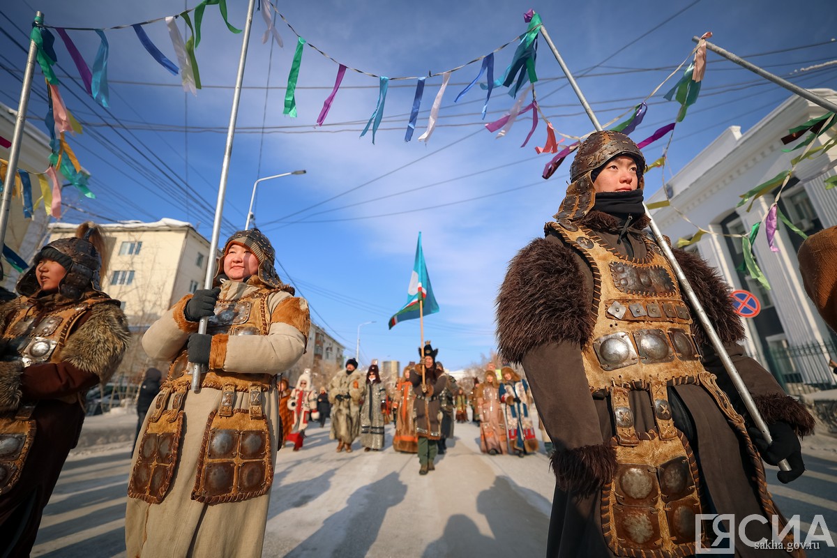 Фоторепортаж: как нарядились жители Якутии на шествии в зимней национальной одежде