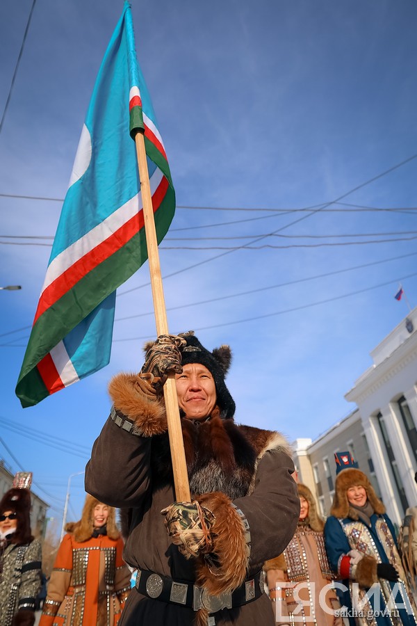 шествие в национальной одежде в Якутске