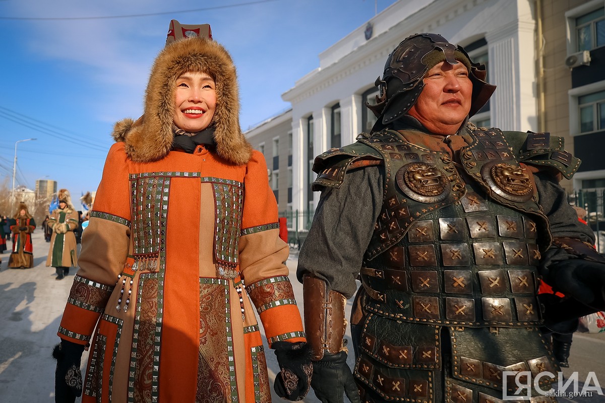 шествие в национальной одежде в Якутске
