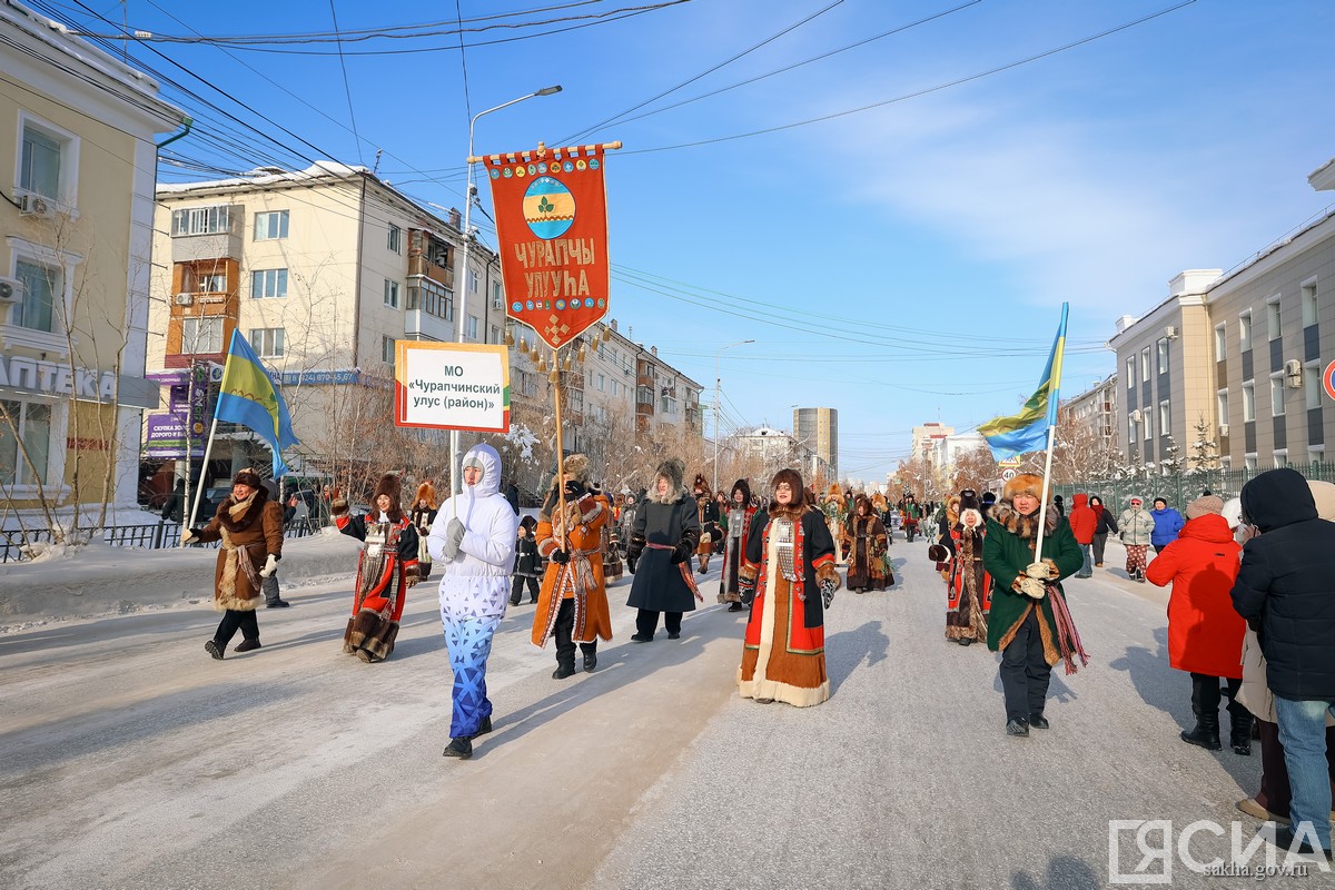 Фоторепортаж: как нарядились жители Якутии на шествии в зимней национальной одежде