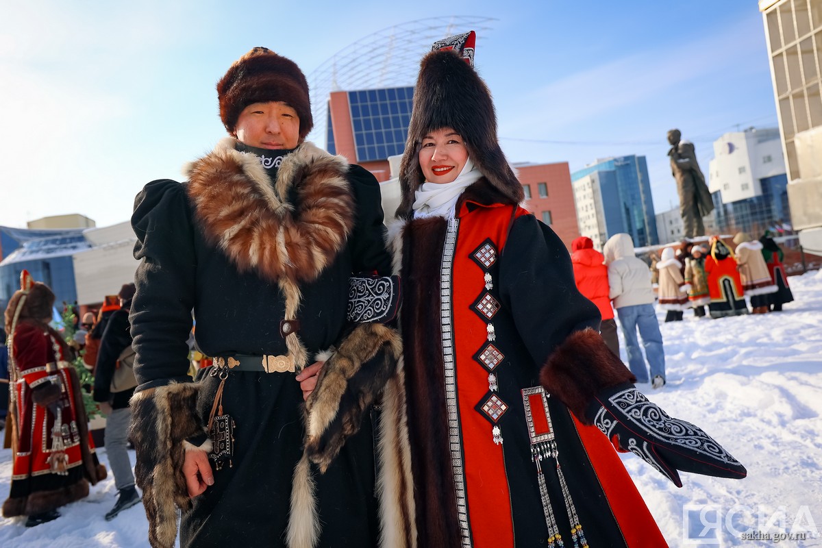 шествие в национальной одежде в Якутске