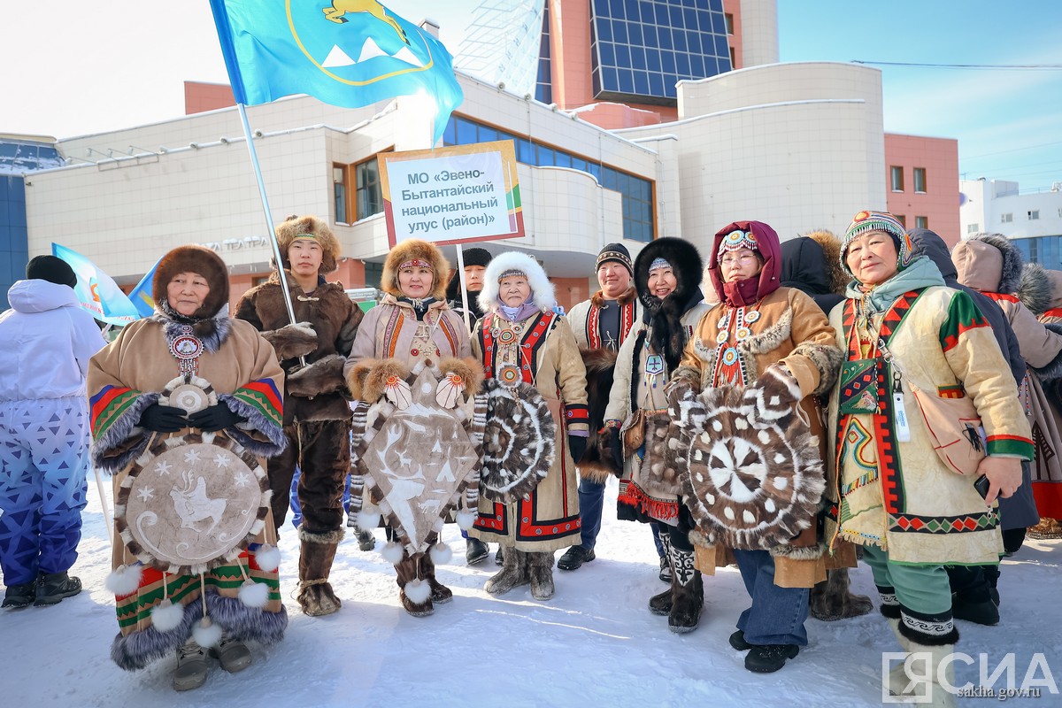 шествие в национальной одежде в Якутске