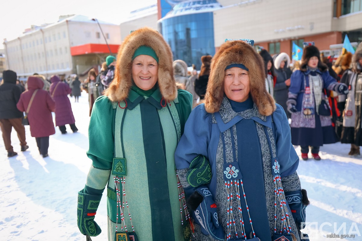 шествие в национальной одежде в Якутске