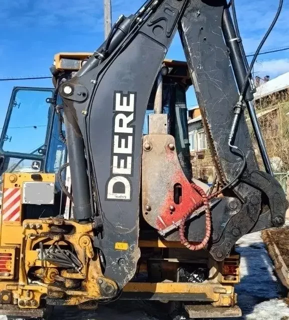 В Якутске погрузчик повредил линию электропередачи во время уборки снега