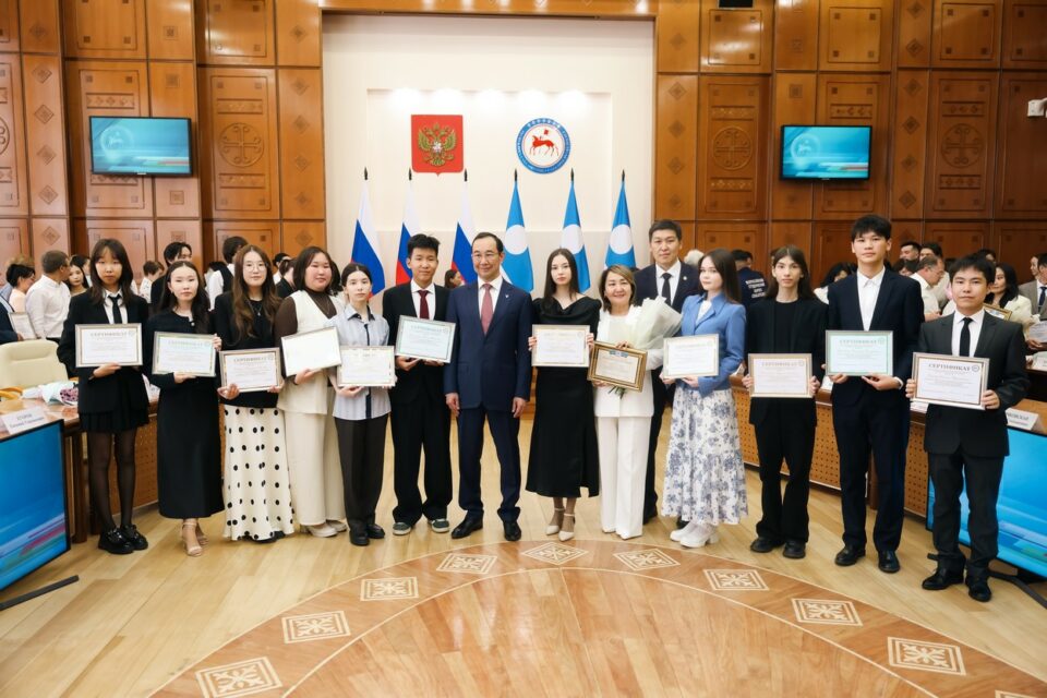 Глава Якутии продлил выплату 100 тысяч рублей стобалльникам ЕГЭ