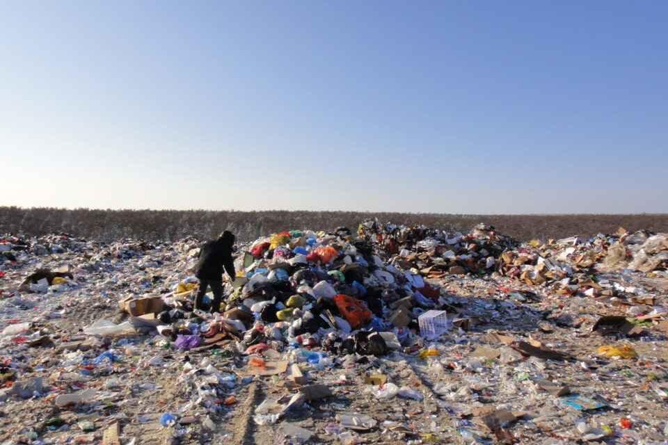 Возле Нижнего Бестяха около недели горит свалка