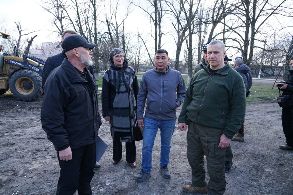 Юрий Трутнев проверил ход восстановительных работ в подшефном Якутии городе Докучаевске