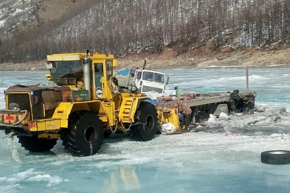В Якутии из-за наледей затруднено движение на некоторых автозимниках