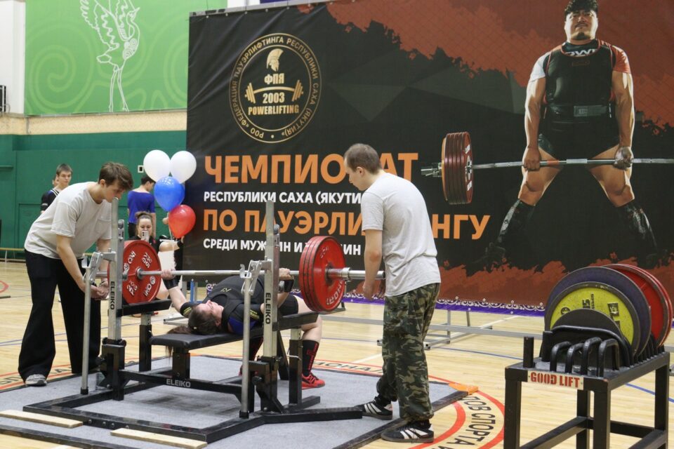 Более ста спортсменов собрал чемпионат Якутии по пауэрлифтингу