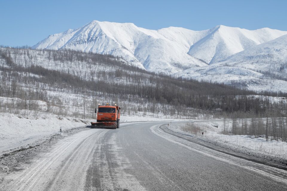 Водителей призвали к бдительности на трассах «Вилюй» и «Колыма» из-за резкой смены погоды