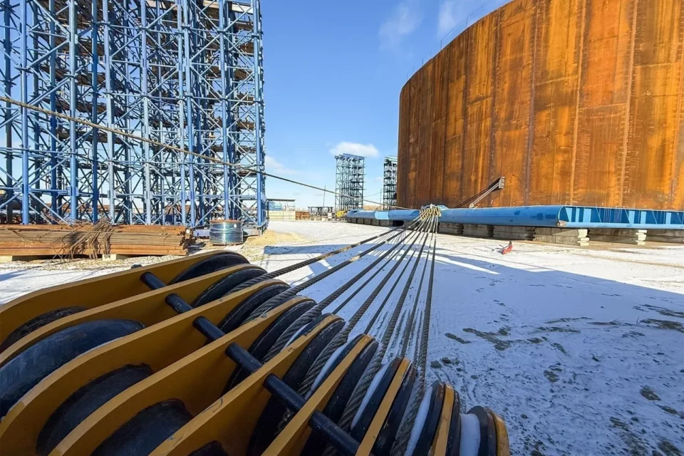 Строители Ленского моста показали видео перемещения коффердама 