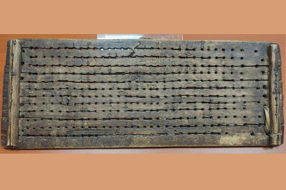 В музее Усть-Майского района хранится уникальный эвенкийский деревянный календарь