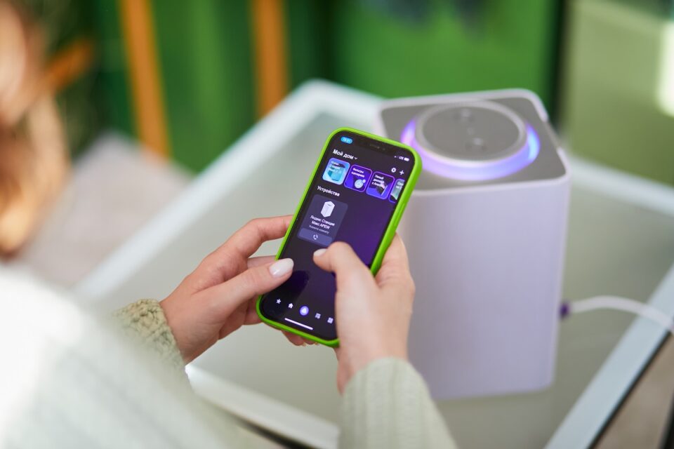 Эксперт рассказал, можно ли взломать телефон через приложение для робота-пылесоса