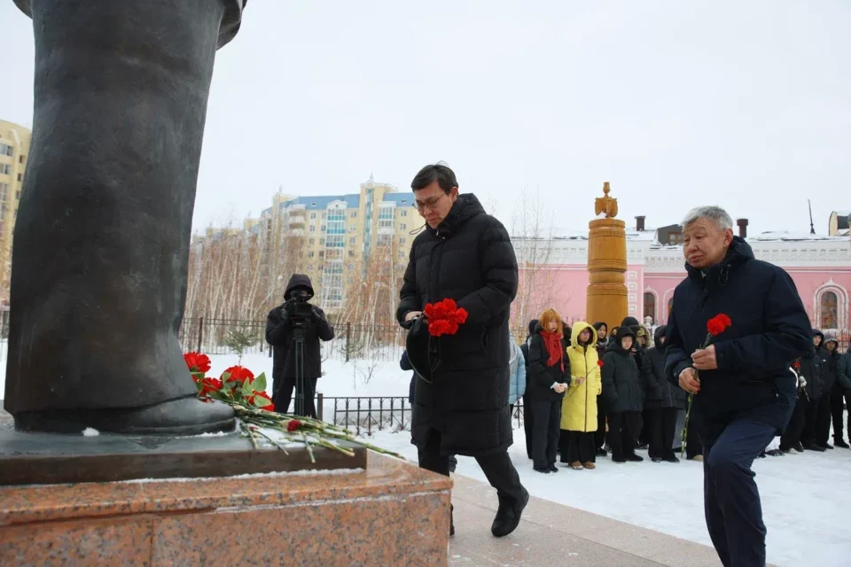 В Якутске возложили цветы к памятнику государственному деятелю республики Илье Винокурову