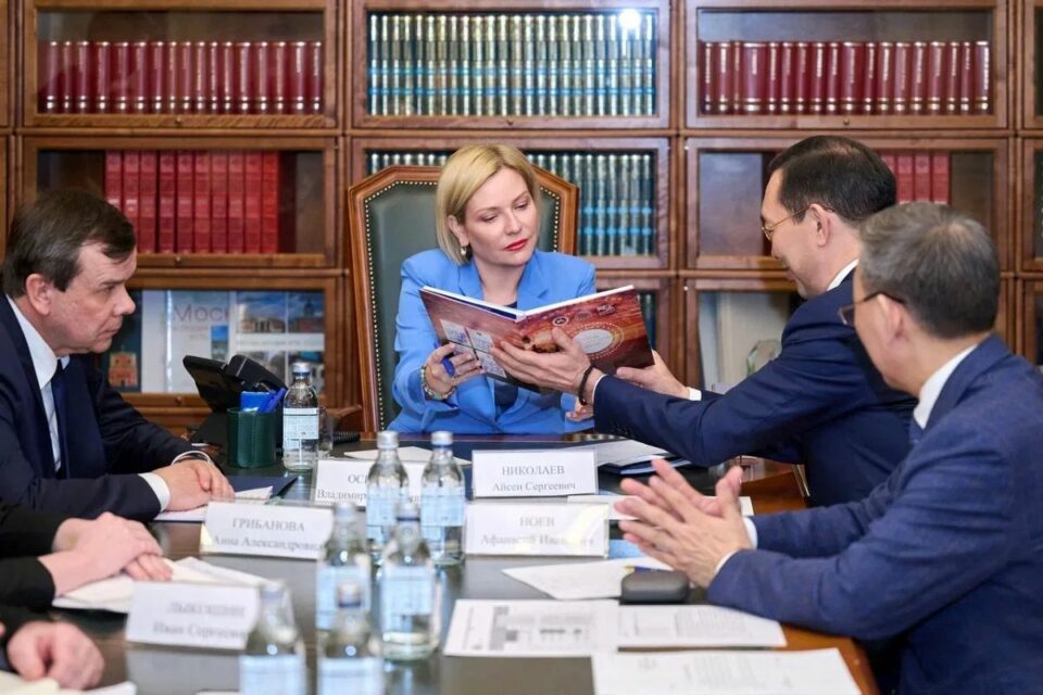 Глава Якутии встретился министром культуры России
