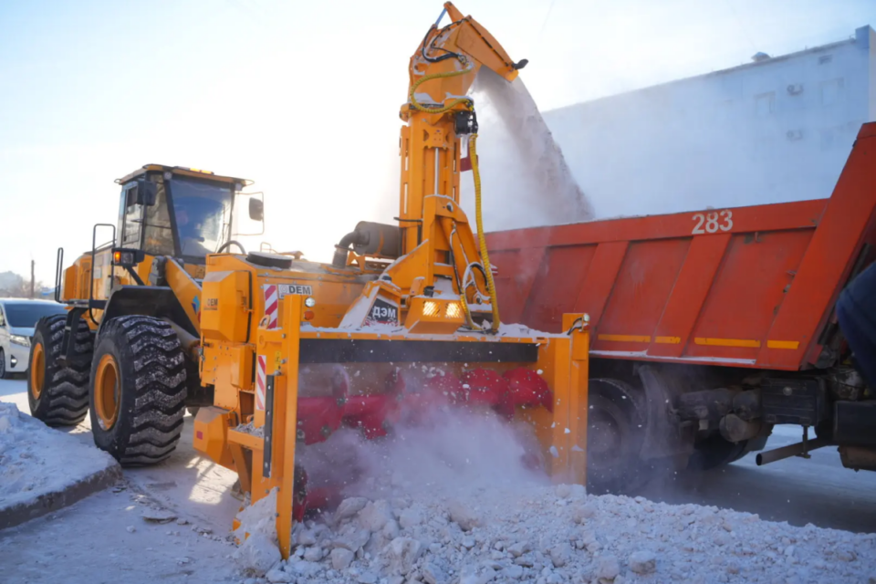 Новые снегоочистители приступили к уборке улиц Якутска