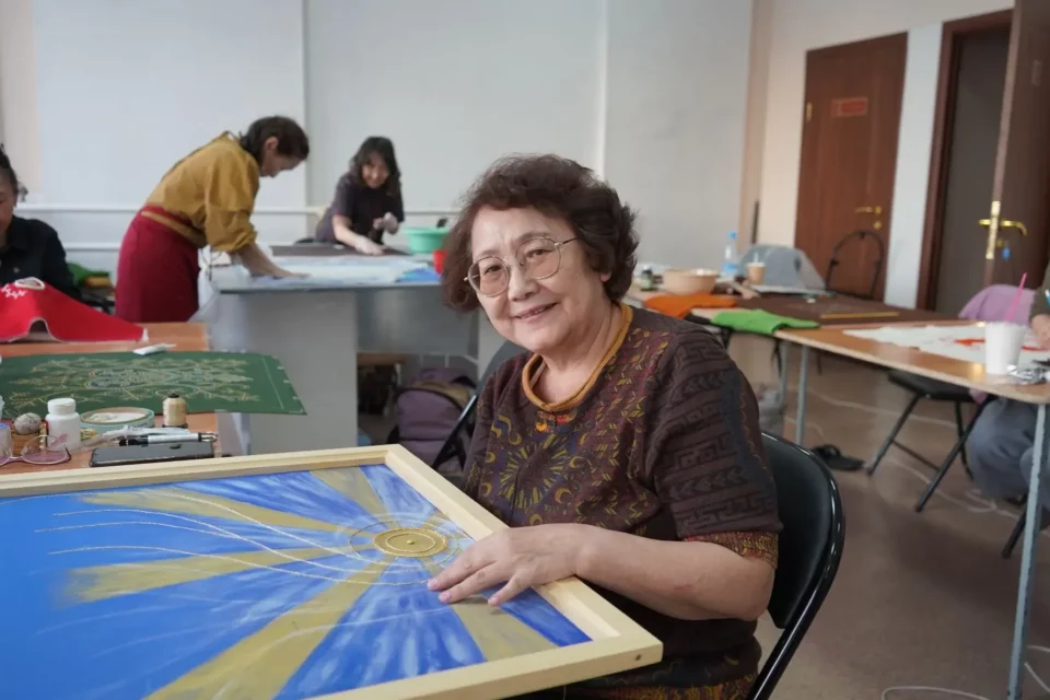 «Узоры народов России»: 20 мастериц из разных уголков Якутии создают авторские панно