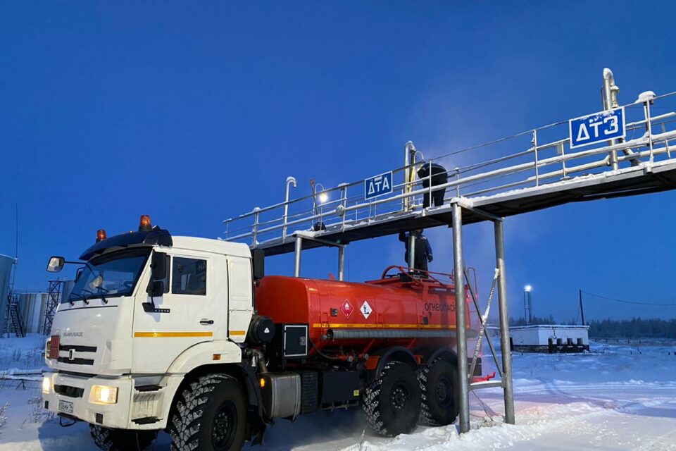 «Саханефтегазсбыт» досрочно выполнил план по отгрузке топлива автозимниками