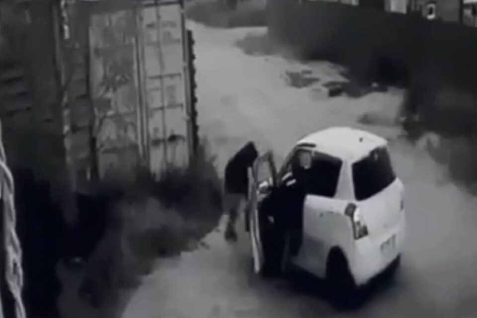 Отец и сын сбили на автомобиле и избили знакомого в Якутске