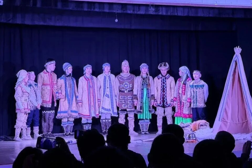 Олонхо на эвенском языке представили школьники в Якутии