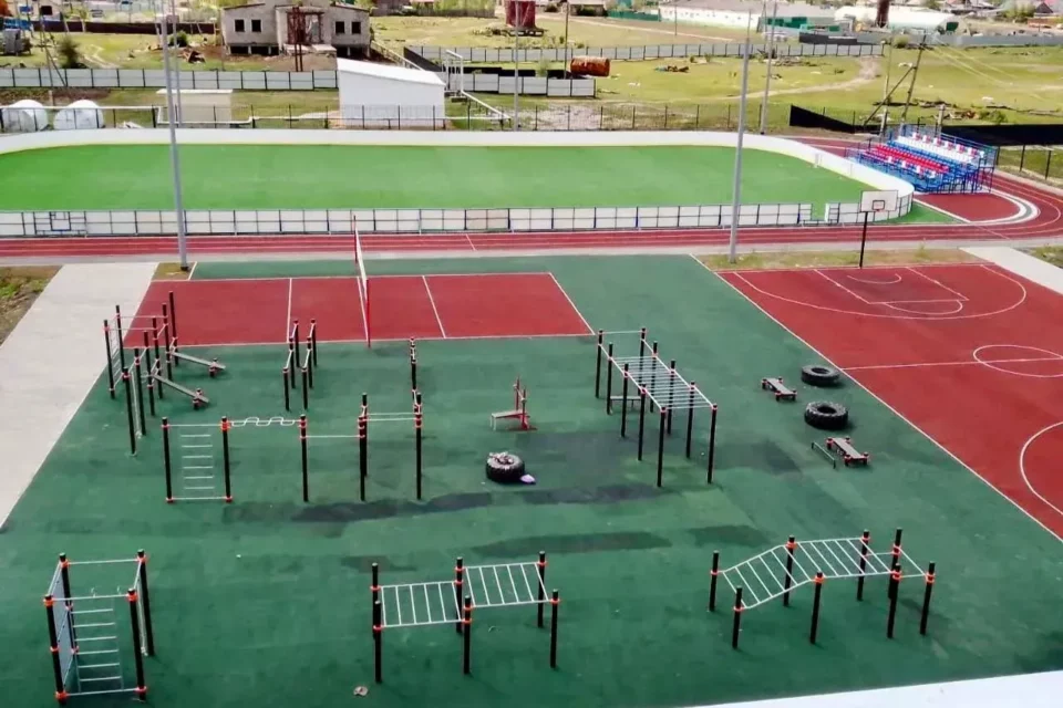 В Вилюйске работает умная спортивная площадка с воркаут-комплексом